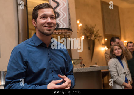 Elk Grove Village, IL, USA. 6 Nov, 2018. Cook County Board Kommissar wählen Kevin Borrini Morrison bei seiner Wahl night Party im Belvedere Bankettsaal in Elk Grove Village, IL, USA. Credit: 363 Chrucky/Alamy Leben Nachrichten. Stockfoto