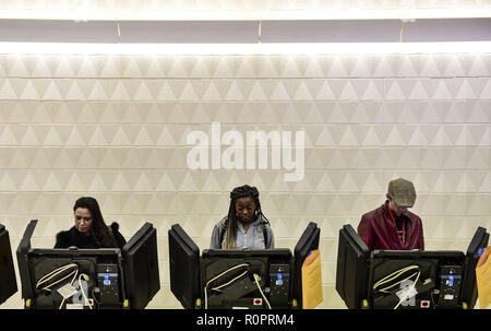 Columbus, Ohio, USA. 6 Nov, 2018. Die Wähler werden gesehen, ihre stimmzettel Casting an der Baracke Recreation Center in der Innenstadt von Columbus während die primäre Wahl. Wähler, ihre Stimmzettel in die primäre Wahl in Ohio 2018 zu werfen. Quelle: Matthew Hatcher/SOPA Images/ZUMA Draht/Alamy leben Nachrichten Stockfoto