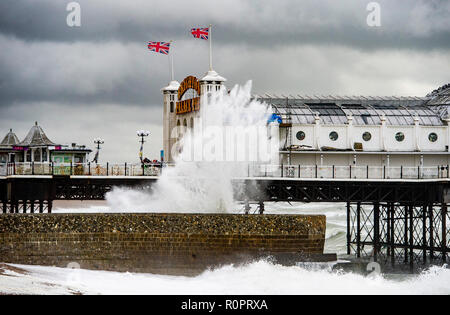 WinterBrighton UK zum 7. November 2018 - riesige Wellen an der Küste von Brighton Palace Pier heute wie starke Winde und Regen Teig Teilen Großbritanniens mit mehr verunsichert Wettervorhersage für die nächsten Tage: Simon Dack/Alamy leben Nachrichten Stockfoto