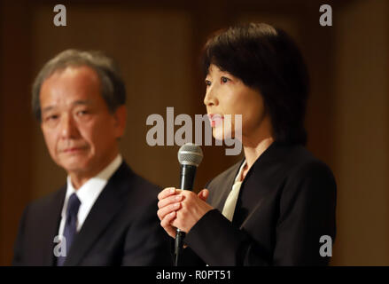 Tokio, Japan. 7 Nov, 2018. Tokyo Medical University Präsident Yukiko Hayashi, begleitet von der Hochschulaufnahmeprüfung Ausschuss chief Masato Konishi (L) spricht als die Universität vergehen in die Aufnahmeprüfung in Tokio am Mittwoch, 7. November 2018 hatte. Die medizinische Schule abgezogen Prüfung Kerben für weibliche Bewerber. Credit: Yoshio Tsunoda/LBA/Alamy leben Nachrichten Stockfoto