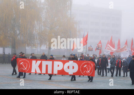 Orjol, Russland. 7. November 2018. Rallye Prozession zu Ehren der 101. Jahrestag der Großen Sozialistischen Revolution Oktober von der Kommunistischen Partei Kredit statt: Sergej CHAIKO/Alamy leben Nachrichten Stockfoto