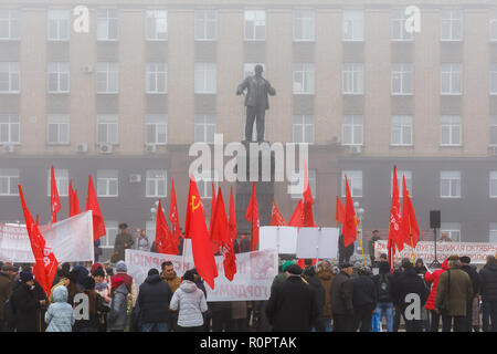 Orjol, Russland. 7. November 2018. Rallye Prozession zu Ehren der 101. Jahrestag der Großen Sozialistischen Revolution Oktober von der Kommunistischen Partei Kredit statt: Sergej CHAIKO/Alamy leben Nachrichten Stockfoto