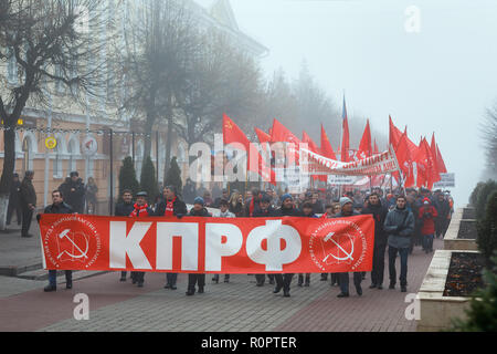 Orjol, Russland. 7. November 2018. Rallye Prozession zu Ehren der 101. Jahrestag der Großen Sozialistischen Revolution Oktober von der Kommunistischen Partei Kredit statt: Sergej CHAIKO/Alamy leben Nachrichten Stockfoto