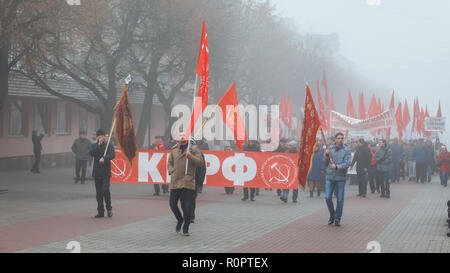 Orjol, Russland. 7. November 2018. Rallye Prozession zu Ehren der 101. Jahrestag der Großen Sozialistischen Revolution Oktober von der Kommunistischen Partei Kredit statt: Sergej CHAIKO/Alamy leben Nachrichten Stockfoto