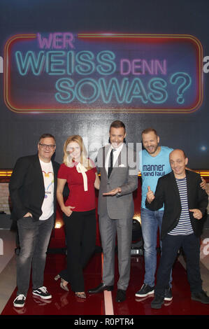 Hamburg, Deutschland. 05 Nov, 2018. Elton, Barbara Schöneberger, Kai Pflaume, Mario Barth und Bernhard Hoecker bei der Aufzeichnung der ARD-Quizshow "Wer weiß denn sowas? XXL" im Studio Hamburg. Hamburg, 05.11.2018 | Verwendung der weltweiten Kredit: dpa/Alamy leben Nachrichten Stockfoto