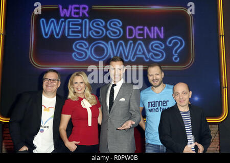 Hamburg, Deutschland. 05 Nov, 2018. Elton, Barbara Schöneberger, Kai Pflaume, Mario Barth und Bernhard Hoecker bei der Aufzeichnung der ARD-Quizshow "Wer weiß denn sowas? XXL" im Studio Hamburg. Hamburg, 05.11.2018 | Verwendung der weltweiten Kredit: dpa/Alamy leben Nachrichten Stockfoto