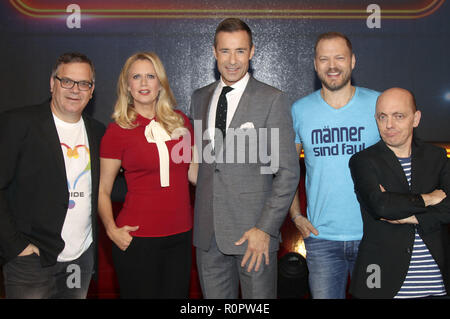 Hamburg, Deutschland. 05 Nov, 2018. Elton, Barbara Schöneberger, Kai Pflaume, Mario Barth und Bernhard Hoecker bei der Aufzeichnung der ARD-Quizshow "Wer weiß denn sowas? XXL" im Studio Hamburg. Hamburg, 05.11.2018 | Verwendung der weltweiten Kredit: dpa/Alamy leben Nachrichten Stockfoto