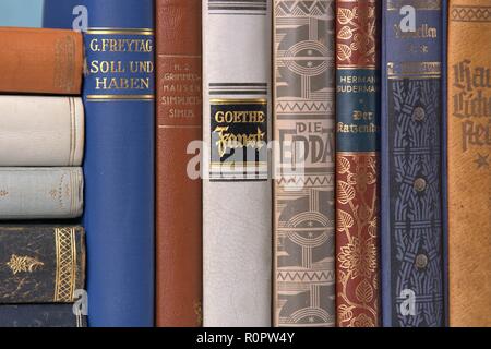 Deutschland. 05 Nov, 2018. Verschiedene Buchrücken ändern / der deutschen Literatur in den Einbänden. Symbolbild im Bereich Literatur, Lesen, Bücher, … | Nutzung der weltweiten Kredit: dpa/Alamy leben Nachrichten Stockfoto