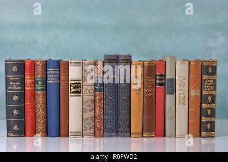 Deutschland. 05 Nov, 2018. Verschiedene Buchrücken ändern / der deutschen Literatur in den Einbänden. Symbolbild im Bereich Literatur, Lesen, Bücher, … | Nutzung der weltweiten Kredit: dpa/Alamy leben Nachrichten Stockfoto