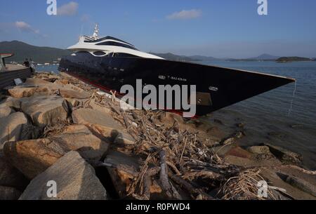 Hong Kong,. 7 Nov, 2018. Ein Luxus Kreuzfahrt Boot ist hier zu sehen an Land, auf dem Wasser entlang der östlichen Küste in Sai Kung, die Halbinsel Kowloon gewaschen. Nur wenige private Yachten und luxuriösen Kreuzfahrt Boote wie diese sind immer noch auf wenige Standorte unremoved im Gebiet fast 2 Monat nach Super Typhoon Mangkhut hit Hongkong am 16. September dieses Jahres. Nov-7, 2018 Hong Kong. ZUMA/Liau Chung-ren Credit: Liau Chung-ren/ZUMA Draht/Alamy leben Nachrichten Stockfoto