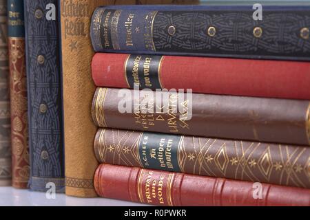 Deutschland. 05 Nov, 2018. Verschiedene Buchrücken ändern / der deutschen Literatur in den Einbänden. Symbolbild im Bereich Literatur, Lesen, Bücher, … | Nutzung der weltweiten Kredit: dpa/Alamy leben Nachrichten Stockfoto