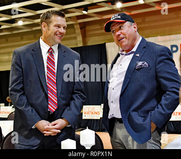 Topeka Kansas, USA, November 6, 2018 Kansas Staatssekretär Kris Kobach Gespräche mit Don Erbert ein Unterstützer bei der heutigen Wahl watch party Credit: Mark Reinstein/MediaPunch Stockfoto