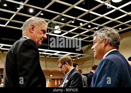 Topeka Kansas, USA, November 6, 2018 Wink Hartman Kandidat für den Vizegouverneur vor Ort Gespräche mit Kelly Arnold der Vorsitzende der Kansas GOP an heute abend Wahl watch party Credit: Mark Reinstein/MediaPunch Stockfoto