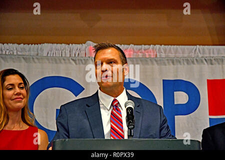 Topeka Kansas, USA, November 6, 2018 Kansas Staatssekretär Kris Kobach mit seiner Frau Heather an seiner Seite sein Zugeständnis an Laura Kelly heute abend Kredit gibt: Mark Reinstein/MediaPunch Stockfoto