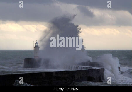 Newhaven, East Sussex, UK. 7. November 2018. Riesige Wellen gegen die Kaimauer in Newhaven Hafen, East Sussex, als Gale force winds Teig der Südküste. Credit: Peter Cripps/Alamy leben Nachrichten Stockfoto