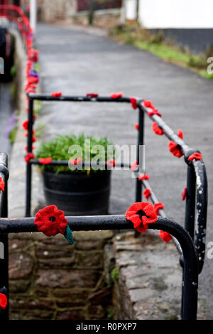 Bishopsteignton Village, South Devon. 7. Nov 2018. Bishopsteignton Dorf kommen zusammen mit den Gruppen, einschließlich der örtlichen Schule, Pfadfinder und Brownies zu Stricken und Häkeln über 2.500 Mohn am Ende von Weltkrieg 1 zu markieren. Die Mohnblumen sind schmücken Geländer, Tore und sogar Poller durch das Dorf eine markante Display zum Gedenken an die 100 Jahre seit dem Ende des WW1 zu erstellen. Credit: Vicki Gardner/Alamy Live News Credit: Vicki Gardner/Alamy leben Nachrichten Stockfoto