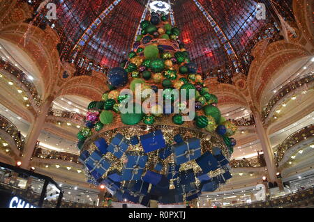 Paris, Frankreich. 7. Nov 2018. Weihnachtsbaum der Galeries Lafayette in Paris 9. Bezirk. 7. November 2018. ALPHACIT NEWIM/Alamy leben Nachrichten Stockfoto