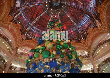 Paris, Frankreich. 7. Nov 2018. Weihnachtsbaum der Galeries Lafayette in Paris 9. Bezirk. 7. November 2018. ALPHACIT NEWIM/Alamy leben Nachrichten Stockfoto