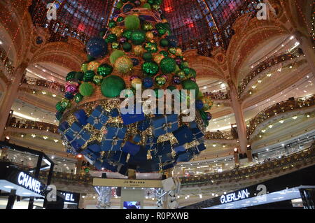 Paris, Frankreich. 7. Nov 2018. Weihnachtsbaum der Galeries Lafayette in Paris 9. Bezirk. 7. November 2018. ALPHACIT NEWIM/Alamy leben Nachrichten Stockfoto