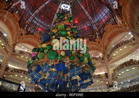 Paris, Frankreich. 7. Nov 2018. Weihnachtsbaum der Galeries Lafayette in Paris 9. Bezirk. 7. November 2018. ALPHACIT NEWIM/Alamy leben Nachrichten Stockfoto