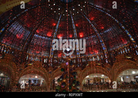 Paris, Frankreich. 7. Nov 2018. Weihnachtsbaum der Galeries Lafayette in Paris 9. Bezirk. 7. November 2018. ALPHACIT NEWIM/Alamy leben Nachrichten Stockfoto