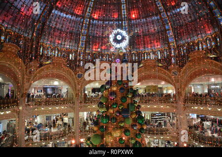 Paris, Frankreich. 7. Nov 2018. Weihnachtsbaum der Galeries Lafayette in Paris 9. Bezirk. 7. November 2018. ALPHACIT NEWIM/Alamy leben Nachrichten Stockfoto