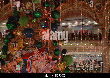 Paris, Frankreich. 7. Nov 2018. Weihnachtsbaum der Galeries Lafayette in Paris 9. Bezirk. 7. November 2018. ALPHACIT NEWIM/Alamy leben Nachrichten Stockfoto