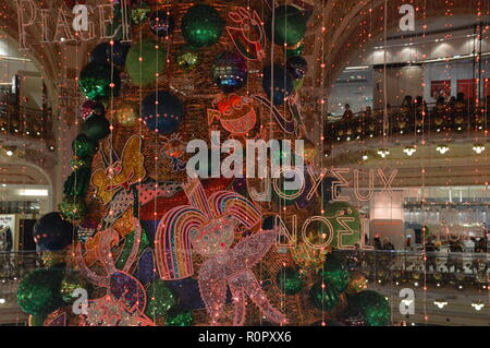 Paris, Frankreich. 7. Nov 2018. Weihnachtsbaum der Galeries Lafayette in Paris 9. Bezirk. 7. November 2018. ALPHACIT NEWIM/Alamy leben Nachrichten Stockfoto