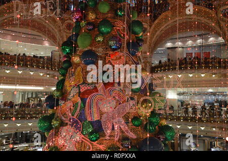 Paris, Frankreich. 7. Nov 2018. Weihnachtsbaum der Galeries Lafayette in Paris 9. Bezirk. 7. November 2018. ALPHACIT NEWIM/Alamy leben Nachrichten Stockfoto