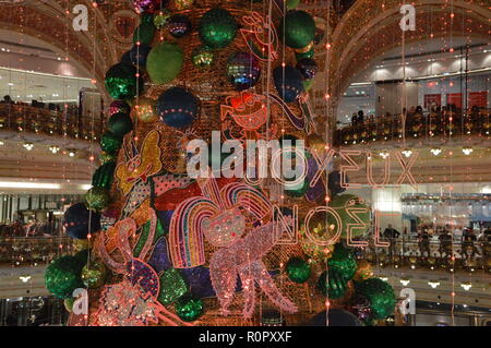 Paris, Frankreich. 7. Nov 2018. Weihnachtsbaum der Galeries Lafayette in Paris 9. Bezirk. 7. November 2018. ALPHACIT NEWIM/Alamy leben Nachrichten Stockfoto