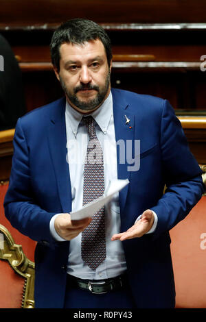 Rom, Italien. 7. Nov 2018. Matteo Salvini Rom 7. November 2018. Senat. Vertrauen Abstimmung über Sicherheit Dekret. Foto Samantha Zucchi Insidefoto Credit: insidefoto Srl/Alamy leben Nachrichten Stockfoto