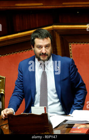 Rom, Italien. 7. Nov 2018. Matteo Salvini Rom 7. November 2018. Senat. Vertrauen Abstimmung über Sicherheit Dekret. Foto Samantha Zucchi Insidefoto Credit: insidefoto Srl/Alamy leben Nachrichten Stockfoto