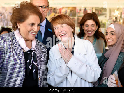 Beirut, Libanon. 30 Okt, 2018. Elke Büdenbender, die Ehefrau des Bundespräsidenten und Nadia Chami Amun (l), die Ehefrau des libanesischen Präsidenten besuchen sie eine Schule für Landwirtschaft. Als Schirmherrin von UNICEF, besucht sie Hilfsprojekte, Bildungseinrichtungen und erfüllt die Flüchtlinge aus Syrien. Quelle: Britta Pedersen/dpa-Zentralbild/ZB/dpa/Alamy leben Nachrichten Stockfoto