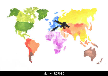 Die Weltkarte ist mit farbigen Aquarellfarben auf weißem Papier mit der Teilnahme von einem schwarzen Spielzeug Pistole und einem Messer. Das Konzept der militärischen Ope Stockfoto