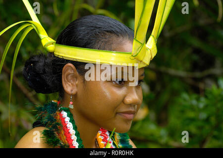 Traditionell gekleidete Yap Tänzerin mit Kopfbedeckung, Porträt, Yap in Mikronesien Stockfoto