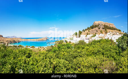 Blick auf die Akropolis von Lindos, die traditionellen weißen Häuser und Zitronenbäumen (Rhodos, Griechenland) Stockfoto