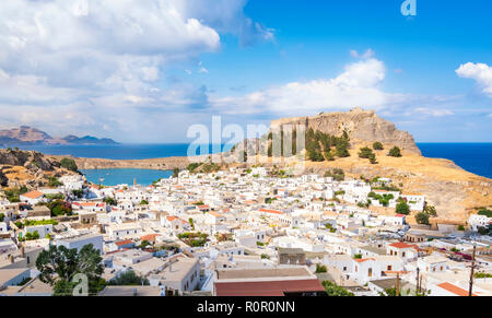 Blick auf Lindos und die Akropolis und das Mittelmeer im Hintergrund (Rhodos, Griechenland) Stockfoto