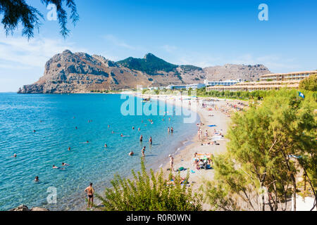Die Menschen genießen Sie Ihren Urlaub am Strand von Kolymbia (Rhodos, Griechenland) Stockfoto