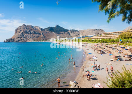 Die Menschen genießen Sie Ihren Urlaub am Strand von Kolymbia (Rhodos, Griechenland) Stockfoto