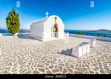 Wedding Chapel mit Meerblick auf dem Hügel in der Nähe von Faliraki (Rhodos, Griechenland) Stockfoto