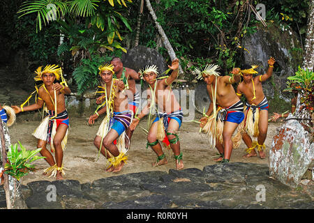 Einheimische Männer beim Traditionellen Volkstanz, Yap, Yap Mikronesien | Traditionell gekleidete Tänzerin, Yap in Mikronesien Stockfoto