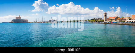 Eingang in Mandraki Hafen in der Stadt Rhodos, Panorama (Rhodos, Griechenland) Stockfoto