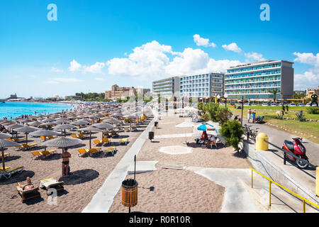 Elli Strand mit Sonnenschirmen, Liegestühlen und Hotels in Rhodos Stadt (Rhodos, Griechenland) Stockfoto