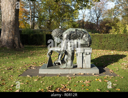 Meister des Universums. Skulptur von Eduardo Luigi Paolozzi außerhalb des Schottischen Museum für Moderne Kunst in Edinburgh, Schottland Stockfoto