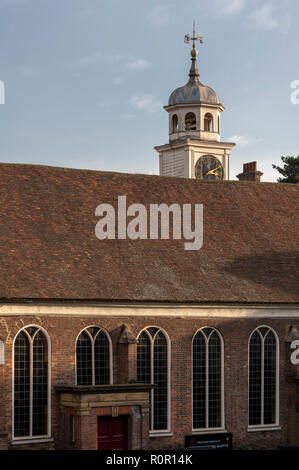 König Karl der Märtyrer der Kirche am Ende der Dachpfannen in Tunbridge Wells. Diese Aufnahme wurde aus dem gemeinsamen auf der anderen Seite von London Road. Stockfoto