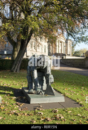 Meister des Universums. Skulptur von Eduardo Luigi Paolozzi außerhalb des Schottischen Museum für Moderne Kunst in Edinburgh, Schottland Stockfoto