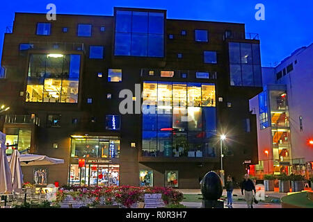 TALLINN, Estland - 29. AUGUST 2018: skandinavische Architektur von rotermann Viertel am Abend Stockfoto