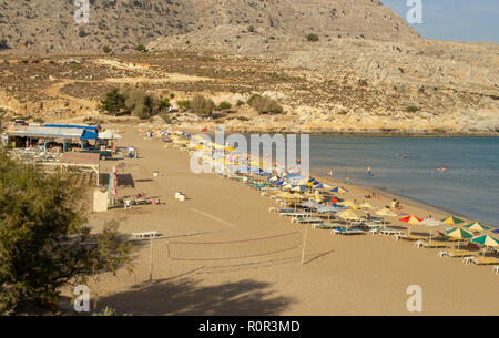 Den goldenen Strand von Portinatx. Rhodos, Griechenland. So der für seinen goldenen Sand, der Strand ist ein Magnet für Touristen und Sonnenanbeter. Stockfoto