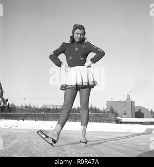 Ice skater Maj-Britt Rönningberg, 1923-2001, schwedischer Eishockeyspieler, der Skater posiert in typischen 40er Jahre Outfit. Schweden 1944 Foto Kristoffersson F 120-4 Stockfoto