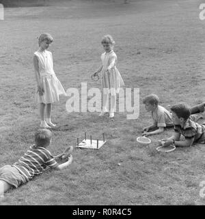 Sommer Aktivität in den 1950er Jahren. Eine Gruppe von Jungen und Mädchen sind ein Spiel der Ringe werfen. Das Schlagen der Mittlere Ring bekommt die meisten Punkte. Schweden 1957 Ref 3480 Stockfoto